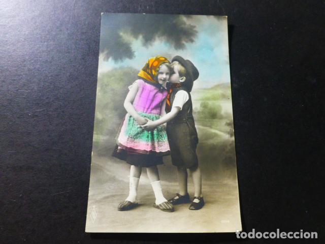 Postales: NI&Ntilde;OS BESANDOSE POSTAL - Foto 1