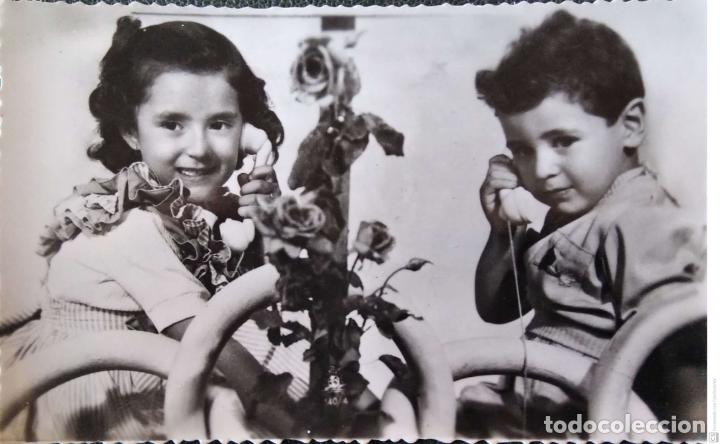 Postales: Niños con teléfona. Nueva. Blanco/Negro - Foto 1 - 303845423