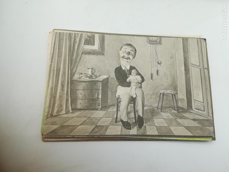 Postkarten: TARJETA POSTAL. NI&Ntilde;OS. PADRE CON BEBE EN BRAZOS CON ATREZZO DE CASA DE EPOCA.