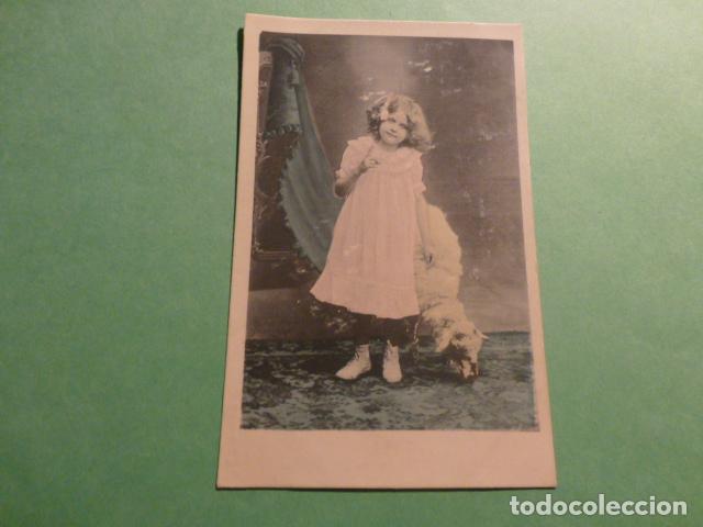 Postales: NI&Ntilde;A CON OVEJA POSTAL - Foto 1