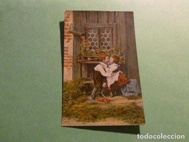 Postales: NI&Ntilde;OS BESANDOSE POSTAL - Foto 1