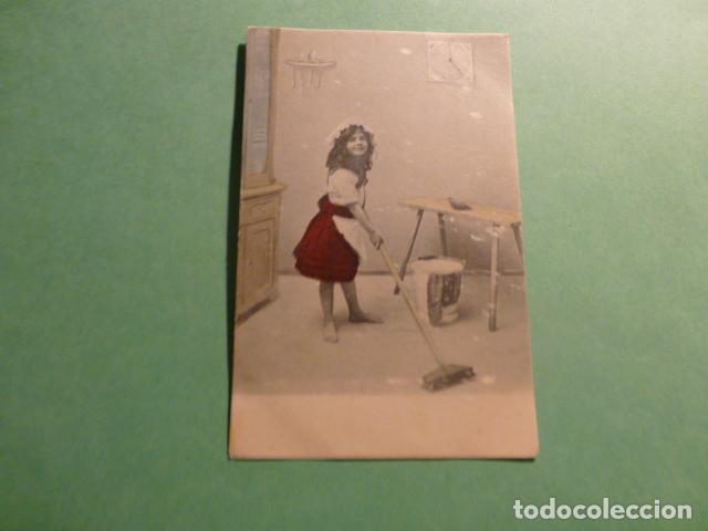 Postales: NI&Ntilde;A BARRIENDO POSTAL - Foto 1
