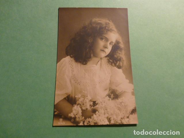Postales: NI&Ntilde;A CON FLORES POSTAL - Foto 1