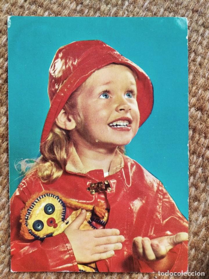 Postales: NI&Ntilde;A CON CHUBASQUERO - Foto 1