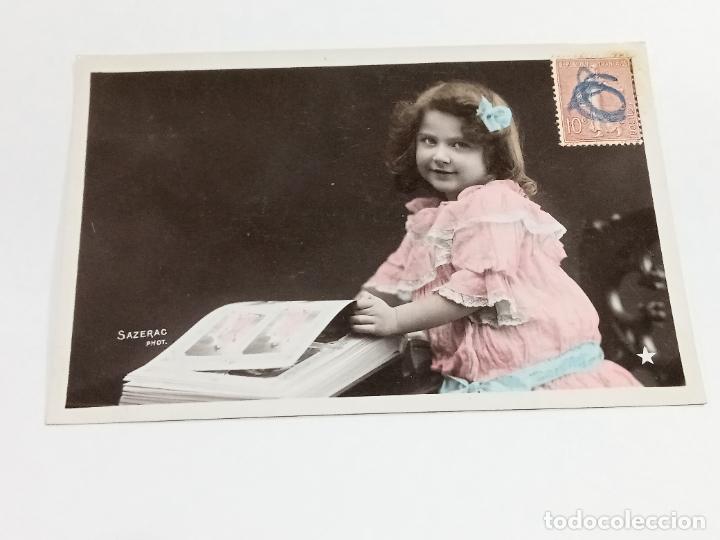 Postkarten: TARJETA POSTAL. NI&Ntilde;OS. NI&Ntilde;A MIRANDO &Aacute;LBUM DE FOTOS. A COLOR