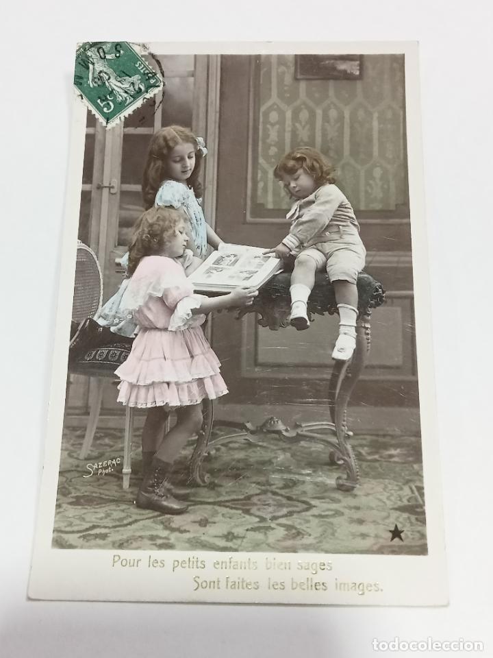 Postkarten: TARJETA POSTAL. NI&Ntilde;OS MIRANDO UN &Aacute;LBUM DE FOTOS EN UNA MESA DE SALON