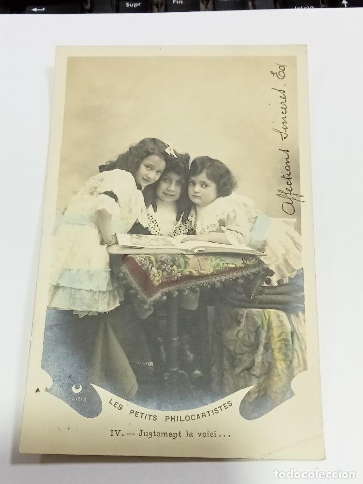 Postkarten: TARJETA POSTAL. IMAGEN DE NI&Ntilde;AS CON &Aacute;LBUM DE FOTOGRAF&Iacute;AS.