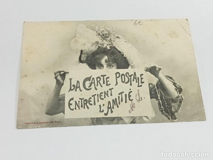 Postkarten: TARJETA POSTAL. IMAGEN DE MUJER CON GRAN CARTA POSTAL TAPANDO SU ROSTRO.