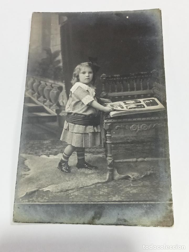 Postkarten: TARJETA POSTAL. IMAGEN DE NI&Ntilde;A POSANDO CON &Aacute;LBUM DE FOTOS.
