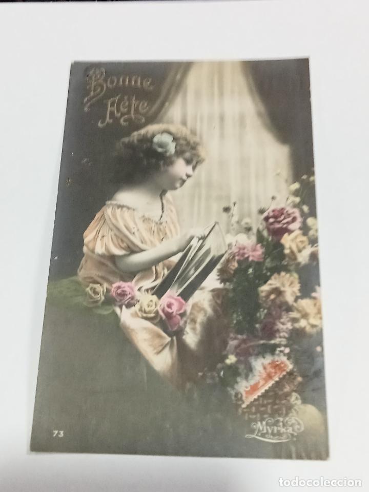 Postkarten: TARJETA POSTAL. NI&Ntilde;A RODEADA DE ROSAS Y &Aacute;LBUM DE FOTOS.