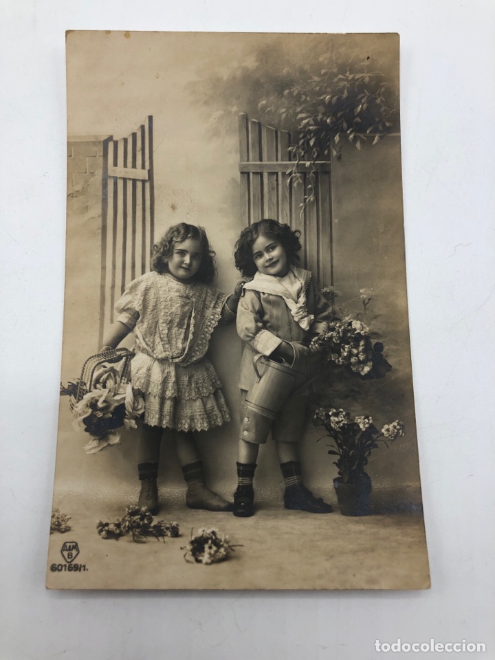 Postkarten: TARJETA POSTAL NI&Ntilde;OS CON FLORES ESCRITA 1911