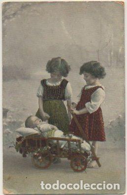Postales: POSTAL DE NI&Ntilde;OS. JUGANDO CON BEBE P-NI&Ntilde;OS-761