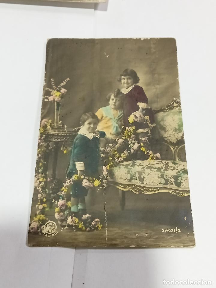 Cartoline: TARJETA POSTAL. NI&Ntilde;OS. FOTO DE ESTUDIO DE TRES NI&Ntilde;OS RODEADO DE FLORES