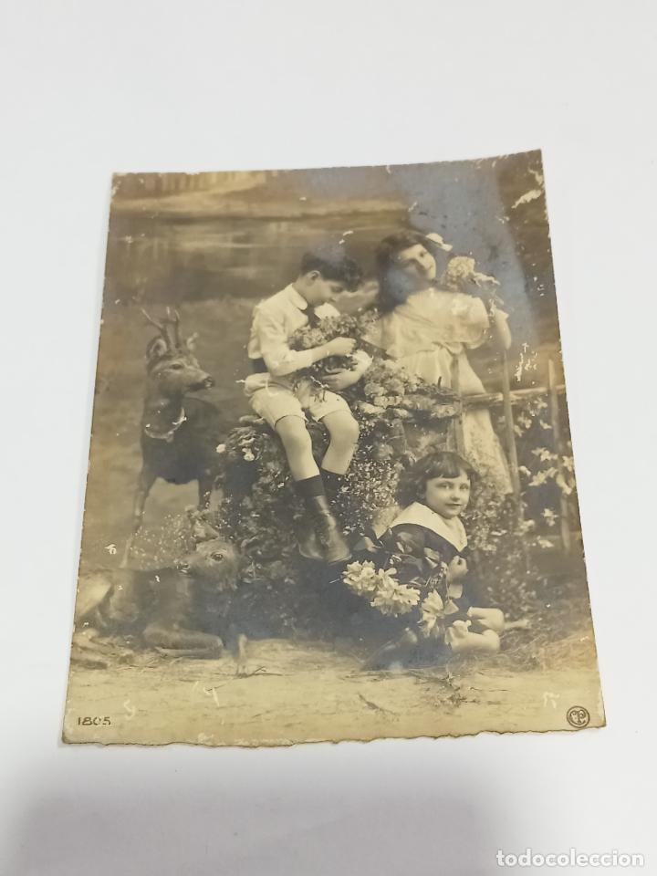 Cartes Postales: TARJETA POSTAL. FOTOGRAF&Iacute;A DE NI&Ntilde;OS POSANDO CON CIERVOS DE JUGUETE Y RAMILLETES DE FLORES
