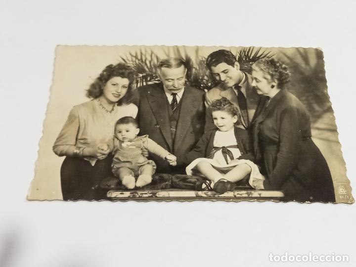 Cartes Postales: TARJETA POSTAL. FOTOGRAF&Iacute;A FAMILIAR. ABUELOS Y PADRES POSANDO CON NI&Ntilde;OS