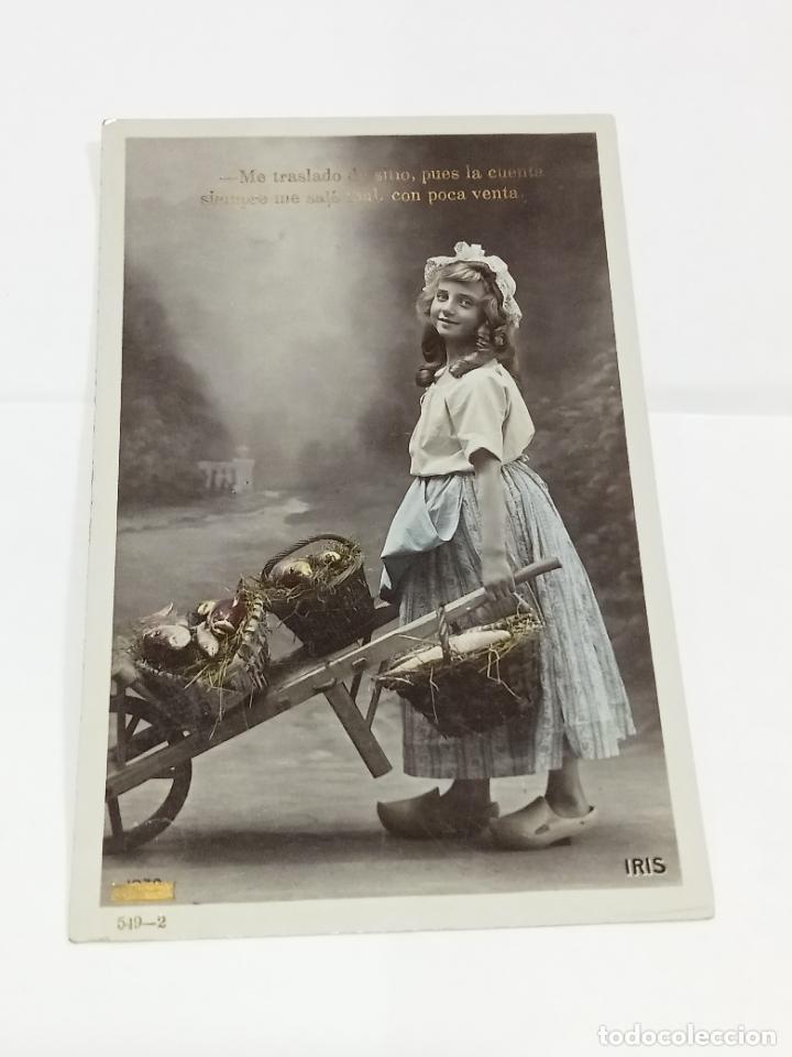 Cartes Postales: TARJETA POSTAL. NI&Ntilde;A CON ZUECOS DE MADERA, TRAJE DE CAMPESINA Y CARRITO CON CANASTOS DE PESCADO