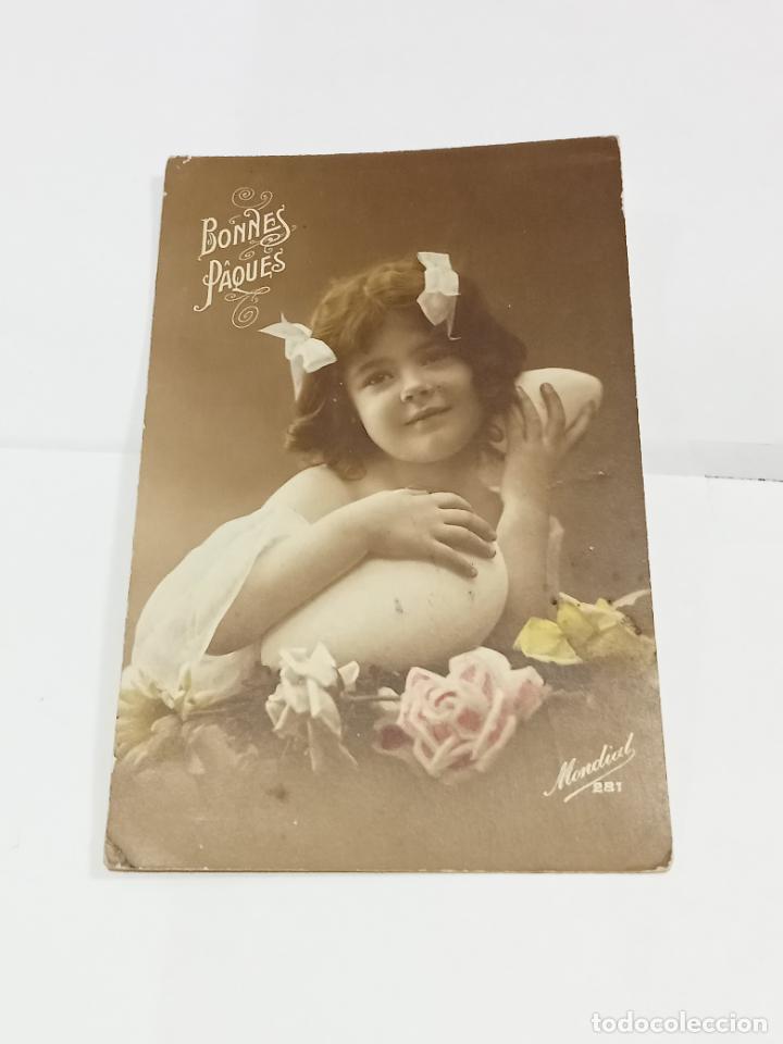Cartes Postales: TARJETA POSTAL. NI&Ntilde;A CON TRAJE Y LAZOS VAPOROSOS CON HUEVOS DE PASCUA Y ROSAS