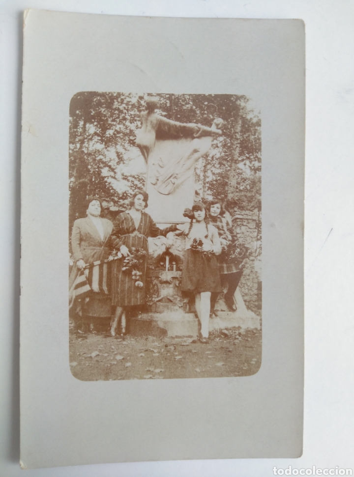 Postcards: Fotogr&aacute;fica de una familia delante de monumento. Siglo XIX o principios del XX.. &iquest;Alb&uacute;mina?