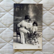 Postales: MAMÁ CON SUS NIÑOS Y CARRETA CON FLORES. 1913.
