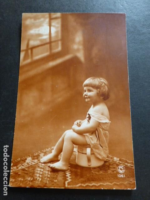 Postales: NI&Ntilde;A EN ORINAL POSTAL - Foto 1