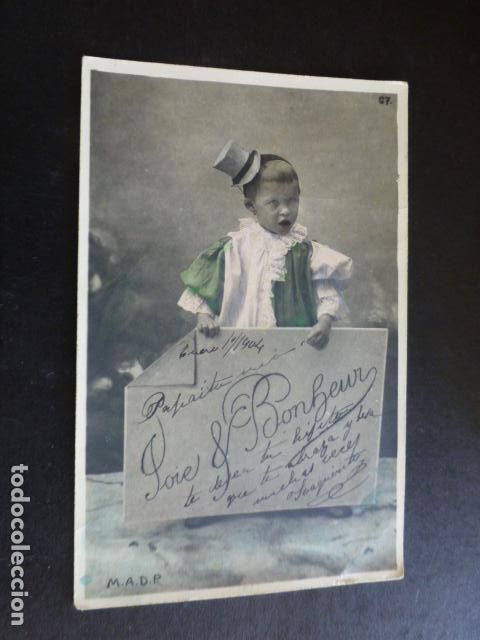 Postales: NI&Ntilde;O CON CARTEL POSTAL - Foto 1