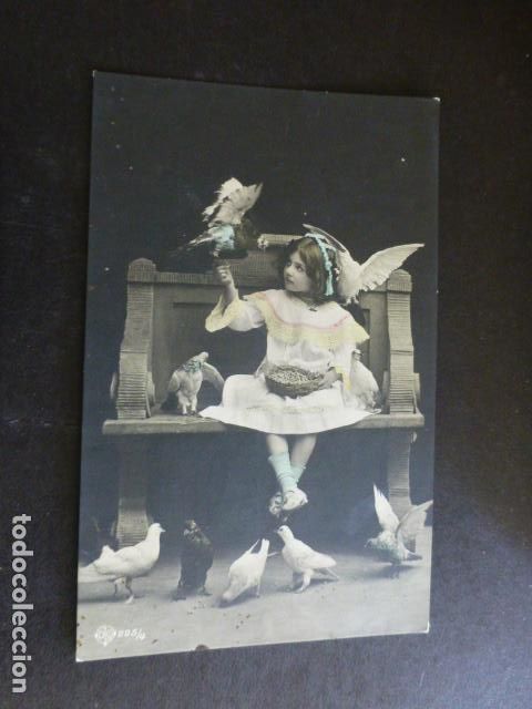 Postales: NI&Ntilde;A CON PALOMAS POSTAL - Foto 1