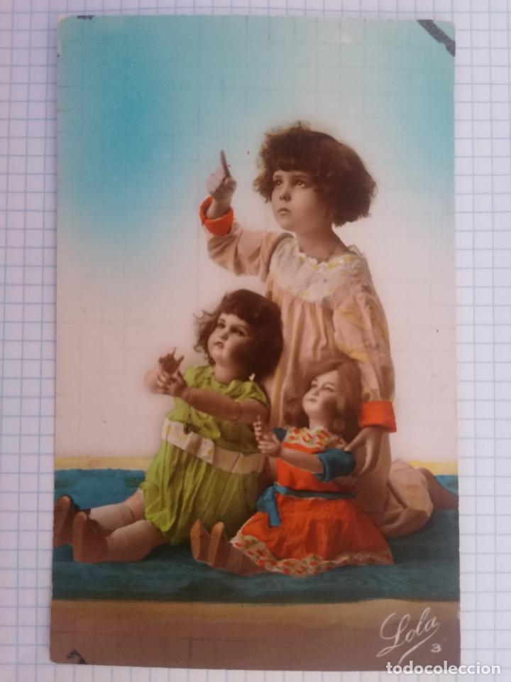 Cartoline: POSTAL NI&Ntilde;A JUGANDO CON DOS MU&Ntilde;ECAS, ESCRITA, COLECCION LOLA N&ordm; 3