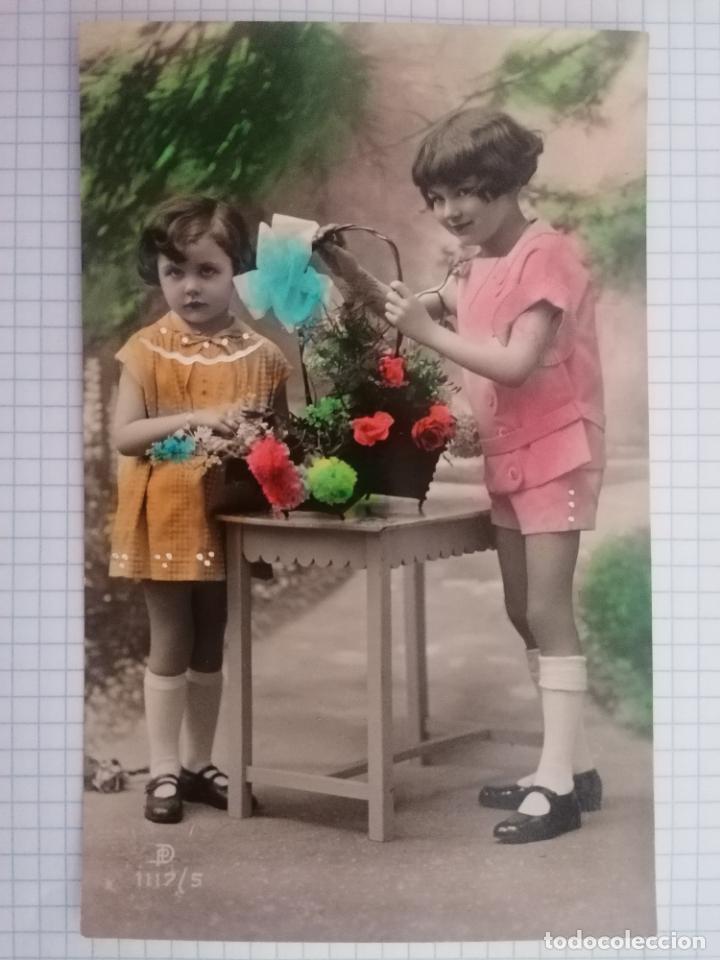 Cartoline: POSTAL NI&Ntilde;AS MONTANDO RAMO DE FLORES, COLOREADA, PD 1117/5, SIN CIRCULAR