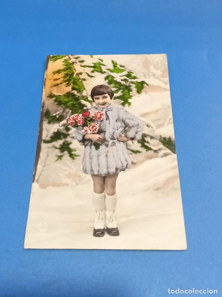Postales: TARJETA POSTAL. NI&Ntilde;A CON ABRIGO CELESTE PORTANDO RAMO DE ROSAS EN PAISAJE NEVADO.