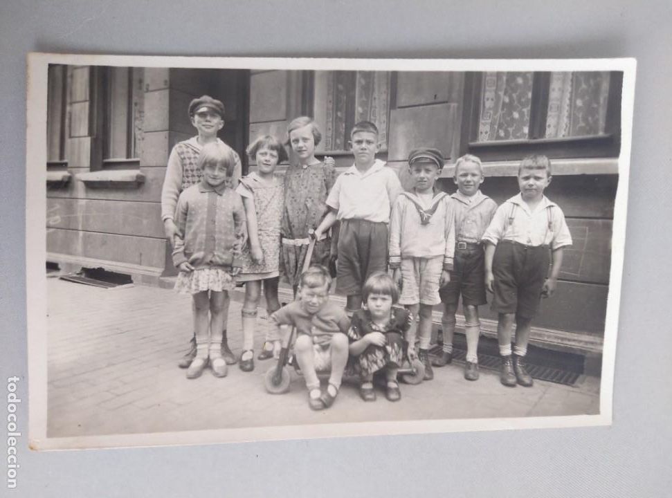 Postcards: Ni&ntilde;os y ni&ntilde;as con patinete, a&ntilde;o 1929.