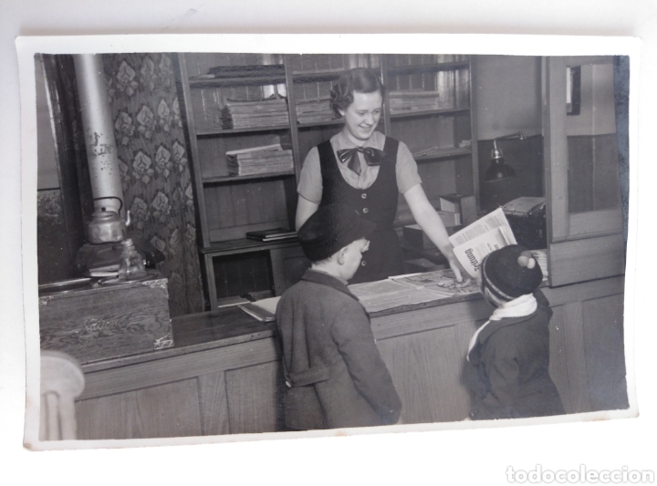 Postais: POSTAL FOTOGR&Aacute;FICAS NI&Ntilde;OS COMPRANDO EN ANTIGUA PAPELER&Iacute;A - LIBRERIA.
