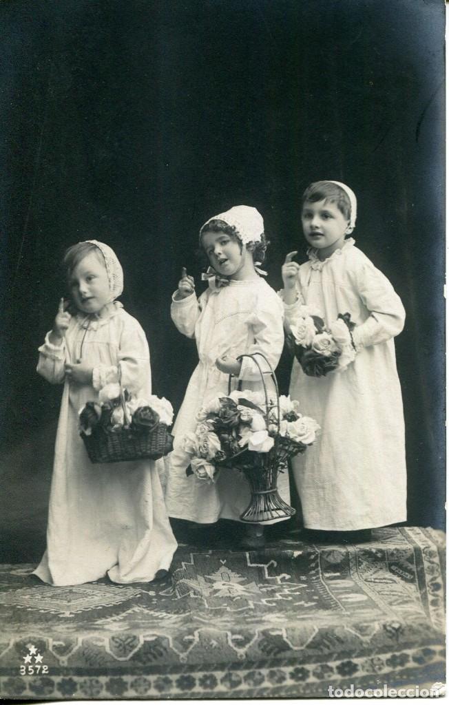 Postales: NI&Ntilde;AS CON CESTOS DE FLORES-A&Ntilde;O 1920 - Foto 1