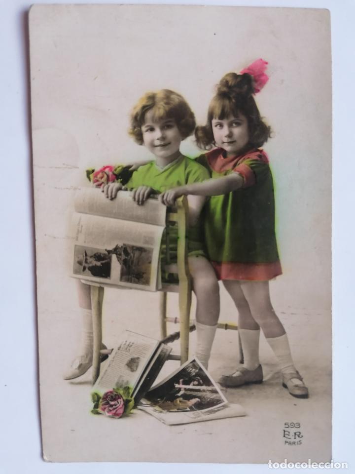 Postales: POSTAL, NI&Ntilde;A Y NI&Ntilde;O JUGANDO CON REVISTAS, ESCRITA A&Ntilde;O 1923, EDITOR E.R PARIS