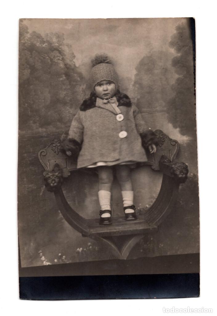Postales: NI&Ntilde;A EN SILL&Oacute;N. - Foto 1