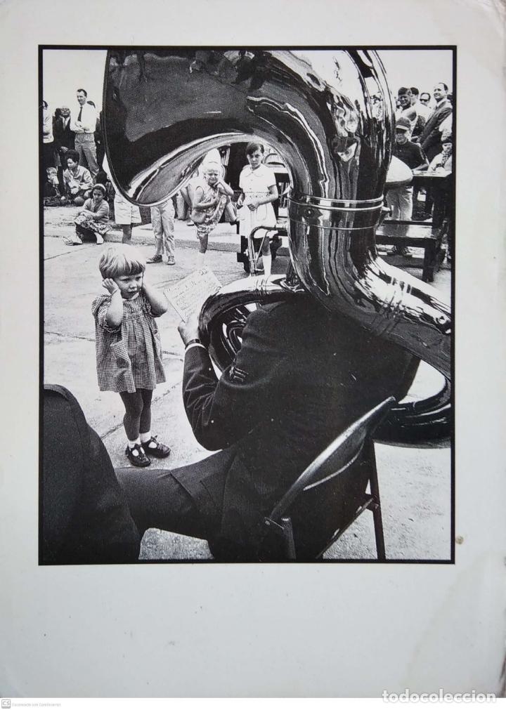 Postcards: Ni&ntilde;a delante de Tuba. The Critic de Dennis Mansell, postal inglesa. Nueva. Blanco/Negro