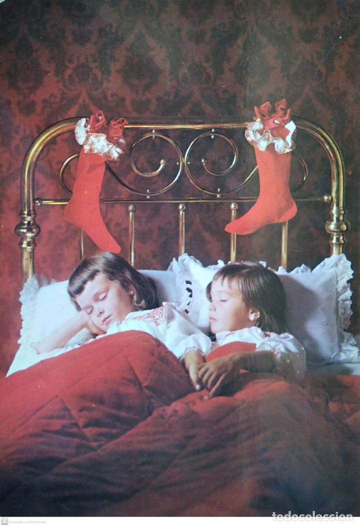 Postcards: Ni&ntilde;os durmiendo y dos calcetines colgados de la cama. Nueva. Color