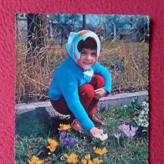 Postales: POSTAL POST CARD CARTE POSTALE NIÑO BOY CHILD ENFANT CHICO CON PAÑUELO EN LA CABEZA JUNTO A FLORES... Lote 400789189