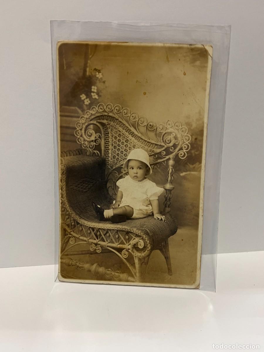 Postales: TARJETA POSTAL. INFANTIL. BEB&Eacute; SENTADA SOBRE SILL&Oacute;N DE ESPARTO - Foto 1