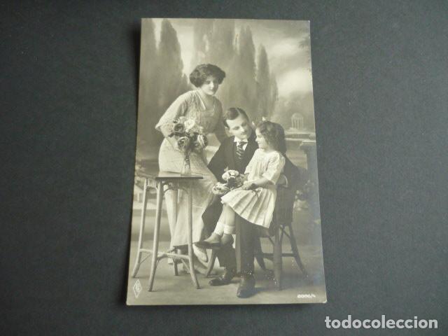 Postales: NI&Ntilde;A CON PADRES POSTAL - Foto 1