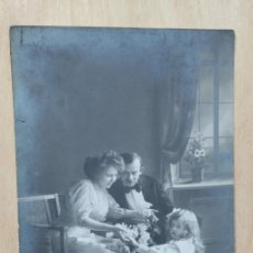 Postales: POSTAL ANTIGUA (1911) DE ESCENA DE UNA FAMILIA. A&M B. 60200/1.