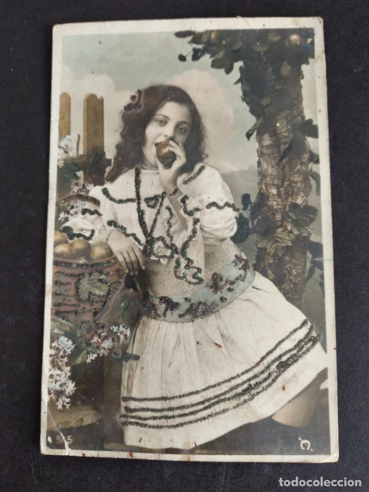 Postales: NI&Ntilde;A COMIENDO MANZANA - Foto 1