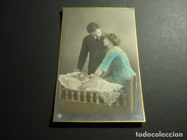 Postales: PADRES Y BEBE POSTAL - Foto 1