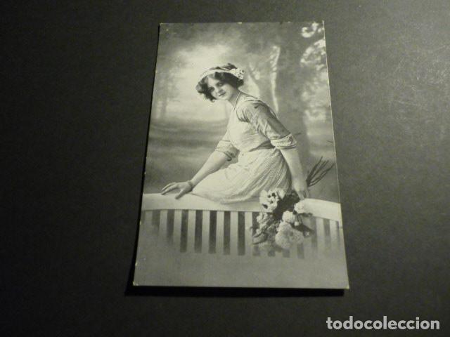 Postales: NI&Ntilde;A CON FLORES POSTAL - Foto 1