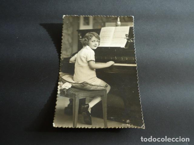 Postales: NI&Ntilde;A TOCANDO EL PIANO - Foto 1