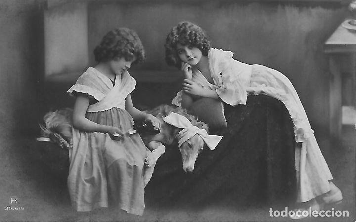 Postales: ANTIGUA POSTAL NI&Ntilde;AS CON PERRO (1911) - Foto 1