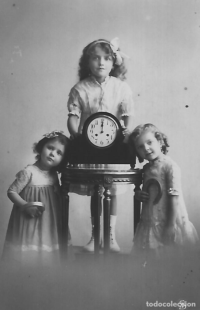 Postales: ANTIGUA POSTAL-NI&Ntilde;AS CON RELOJ (1915) - Foto 1