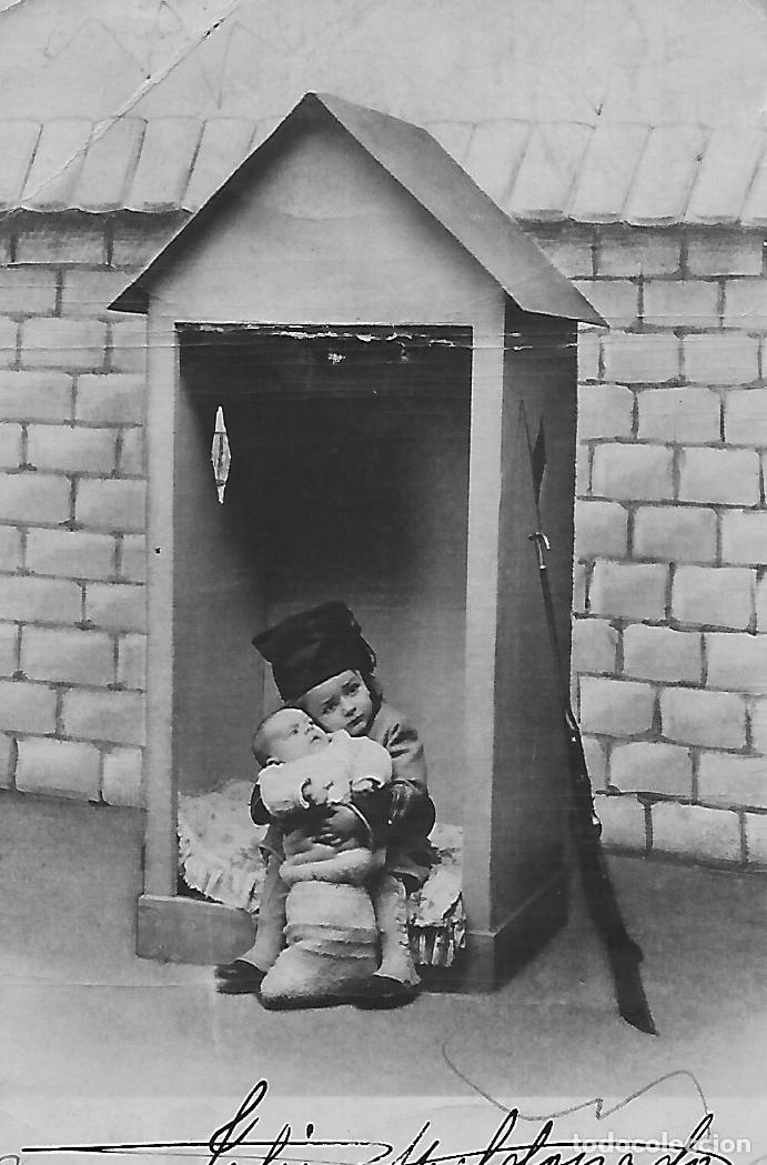 Postales: ANTIGUA POSTAL-CENTINELA CON BEB&Eacute; (Principios 1900) - Foto 1