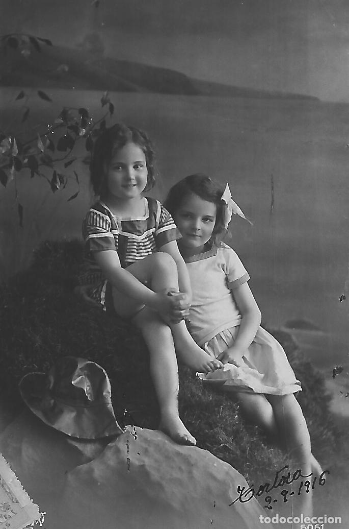 Postales: ANTIGUA POSTAL-NI&Ntilde;AS SENTADAS EN ROCA (1916) - Foto 1