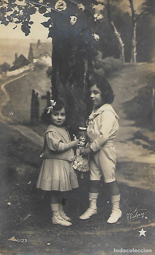 Postales: ANTIGUA POSTAL-PAREJA CON MU&Ntilde;ECA (Principios 1900) - Foto 1