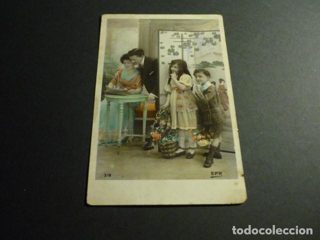 Postales: NI&Ntilde;OS CON PADRES ANTIGUA POSTAL - Foto 1